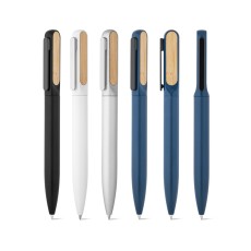 Esferográfica em alumínio 94% reciclado com detalhe em bambu no clipe e escrita em azul Personalizada