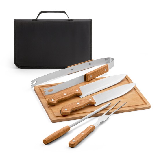 Kit churrasco em estojo de 210D e tábua em bambu com 5 utensílios em aço inox e madeira de Seringueira Personalizado